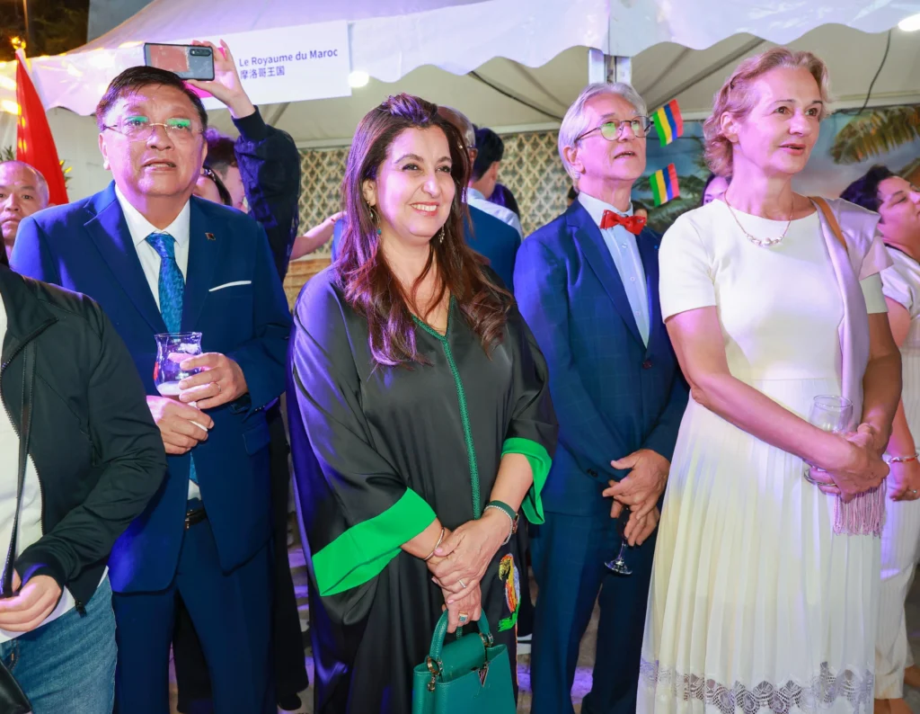 20国法语国大使馆美食文化在比利时大使馆相聚The 20 French-speaking countries' embassies' food night was held at the Belgian Embassy!